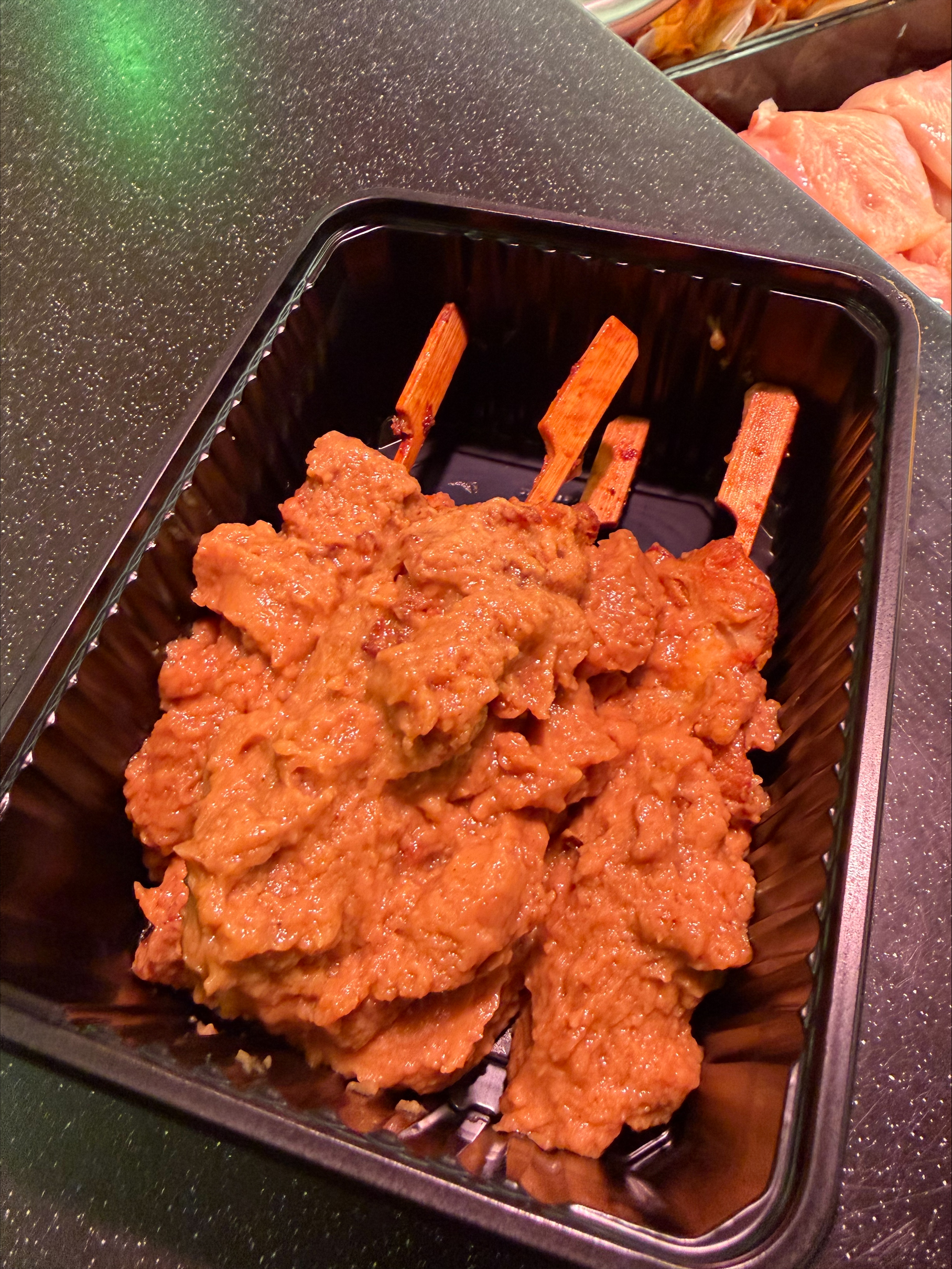 Kip Saté in Satésaus Kant en klaar - Poelier van Gemert